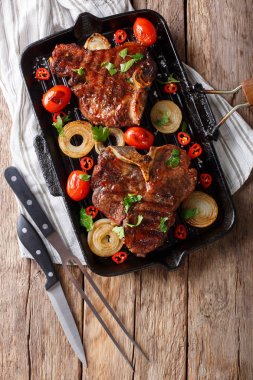 Lezzetli T kemik biftek ızgara tava üzerinde ızgara sebzeli 