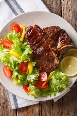 T-Bone biftek biftek taze sebze salatası closeup ile. Dikey t