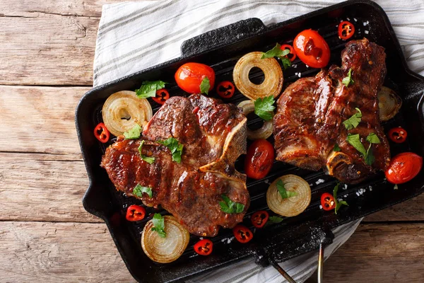 Bife quente picante T Osso com tomate, pimenta e cebola em uma grelha p — Fotografia de Stock