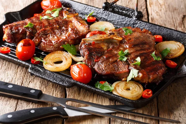 T Bone steak s rajčaty, chilli a cibuli v grilovací pánev c — Stock fotografie