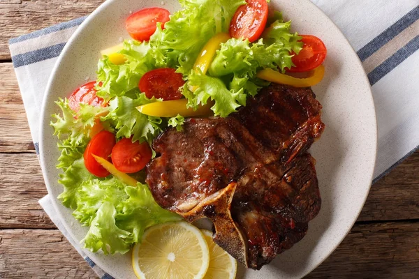 T-bone beef steak with fresh vegetable salad closeup. horizontal — Stock Photo, Image