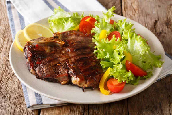 Delicious grilled T-bone steak with fresh vegetable and lemon cl — Stock Photo, Image