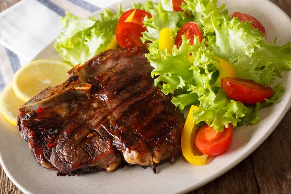 Pikantní T-Bone steak s čerstvou zeleninou a citronovou detail. Hori — Stock fotografie