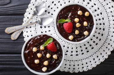 Tatlı çikolatalı puding fındık, nane ve raspb ile dekore edilmiş