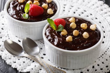 Lezzetli çikolatalı krem fındık, nane ve ras ile dekore edilmiş