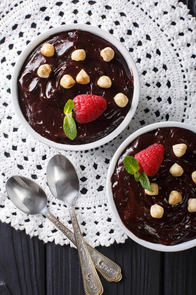 나무 딸기와 헤이즐넛 맛 있는 초콜릿 푸딩 닫기 — 스톡 사진
