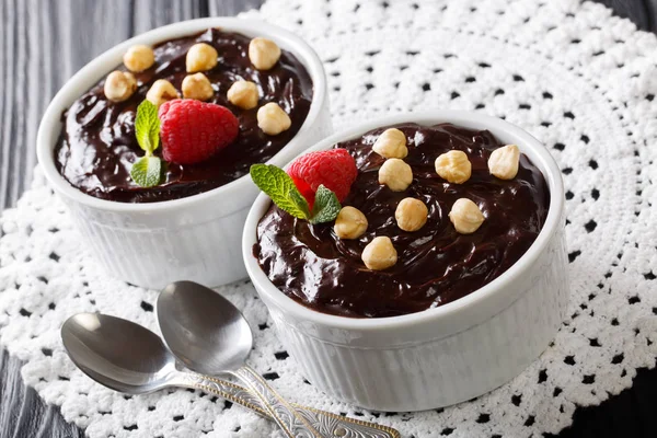 Zoete chocolade pudding versierd met hazelnoten, mint en raspb — Stockfoto