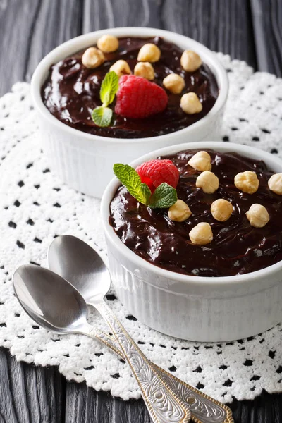 맛 있는 디저트: hazelnuts, 민트와 라 초콜릿 푸딩 — 스톡 사진