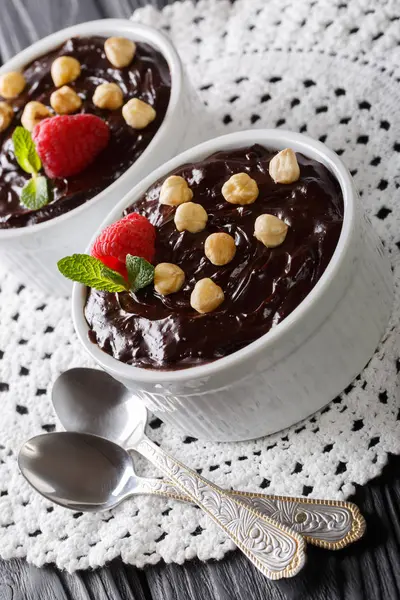 Pudim de chocolate com avelãs e molho de framboesa em uma tigela . — Fotografia de Stock
