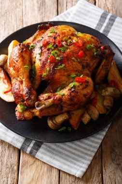 Bir pl mantar ve patates yakın çekim ile fırında bütün tavuk