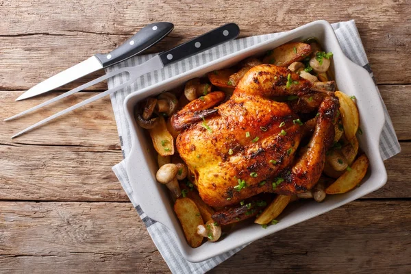 Frango assado inteiro com cogumelos e batatas close-up em um ba — Fotografia de Stock