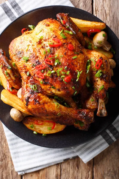 Ayam panggang panas dengan bumbu pedas close-up. puncak vertikal — Stok Foto