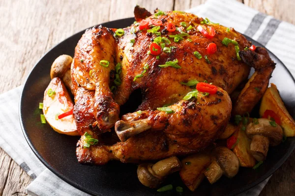 Праздничная еда: жареная курица с грибами и картошкой крупным планом — стоковое фото