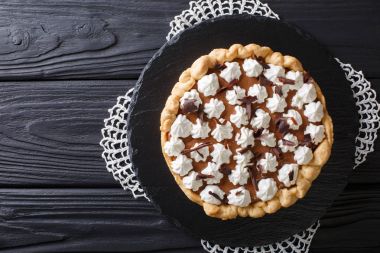 Fransız ipek pasta çırpılmış krema ve çikolata cl ile süslüdür