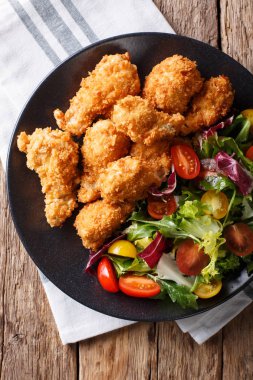 Kızarmış ekmekli Tavuk kanatları ve taze sebze salatası kapat-u