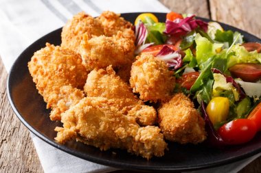 derin yağda kızartılmış tavuk kanadı ekmek kırıntıları ve taze salata yakın çekim