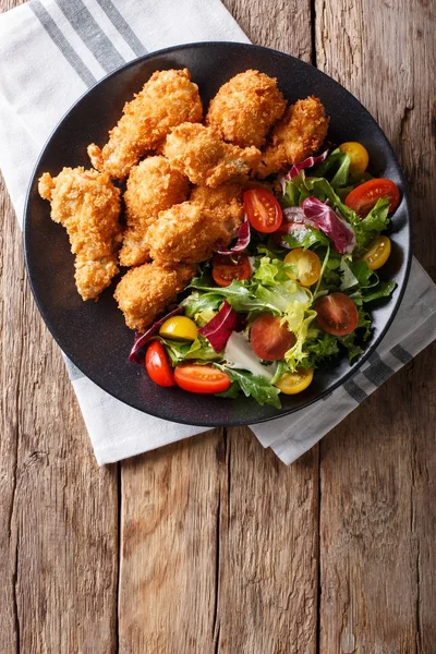 ekmek kırıntıları ve taze sebze clos derin yağda kızartılmış tavuk kanatları