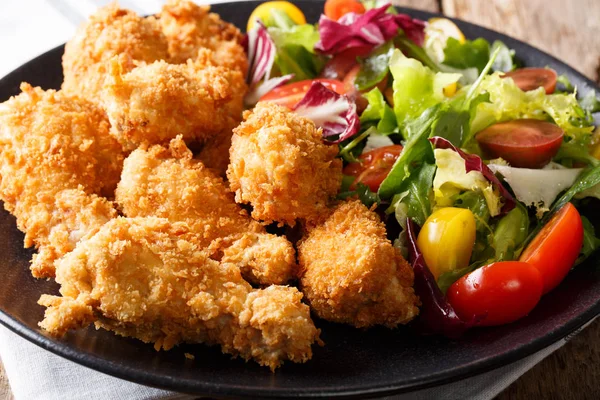 Ali di pollo fritte in mollica di pane e chiodi di garofano freschi — Foto Stock