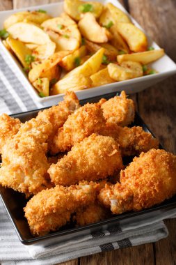 Fast food: kızarmış tavuk kanadı ekmek kırıntıları ve patates kapat-u
