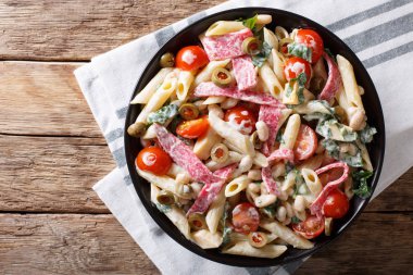 Salam, zeytin, ıspanak, domates ve fasulye clo ile makarna penne