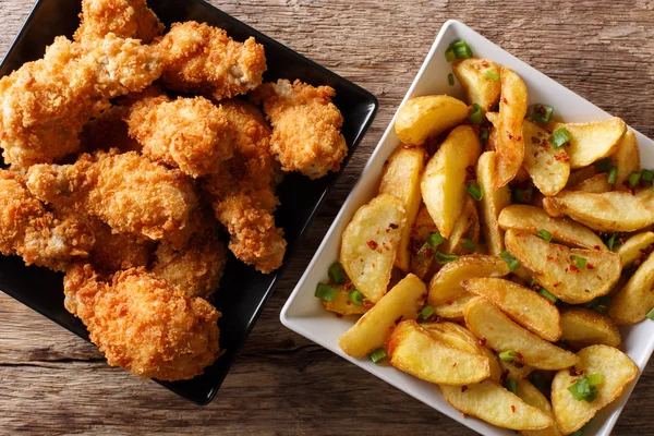 Kavrulmuş Tavuk kanatları ve patates dilimleri kapatın. Yatay üst