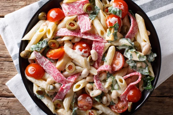 Penne makarna ile salam ve sebze cre ile Toskana salata