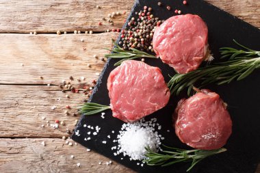 taze çiğ Dana fileto mignon eski ahşap zemin üzerinde. Horizonta