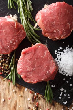 ham fileto biftek baharatlar ile kapatın. Dikey Üstten Görünüm