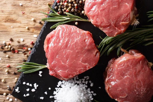 Filet mignon cru steak aux épices en gros plan. vue de dessus horizontale — Photo
