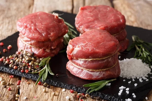 Filet mignon cru steak aux épices en gros plan sur une planche à découper . — Photo