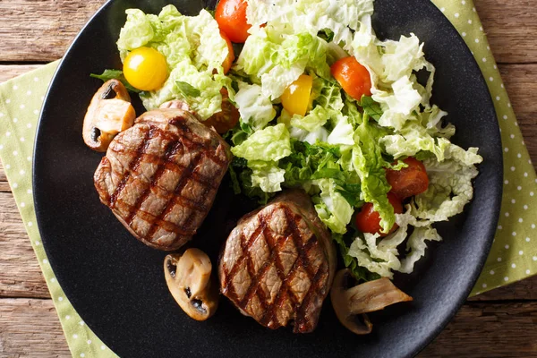 Filet mignon steak se salátem z napa zelí a rajčata cl — Stock fotografie