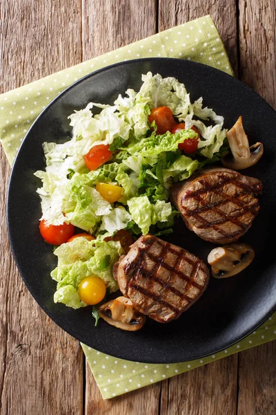 Filé grelhado mignon bife com salada de legumes e cogumelos cl — Fotografia de Stock