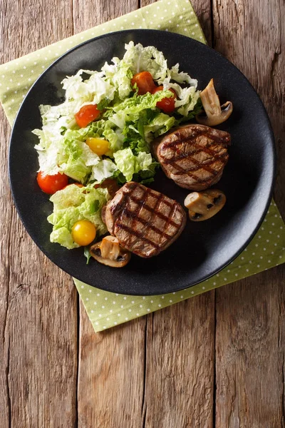 Zdravé jídlo: steak Hovězí medailonky s houbami a zeleniny sa — Stock fotografie