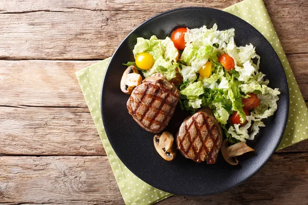 Alimentos saudáveis: filé mignon bife com cogumelos e vegetais sa — Fotografia de Stock
