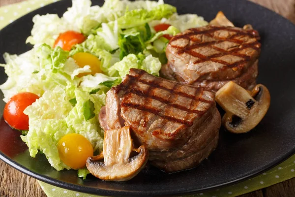 Delicious filet minion steak with fresh vegetable salad and mush — Stock Photo, Image