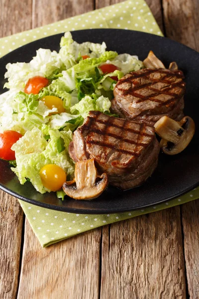 Grilled filet mignon steak with vegetable salad and mushrooms cl — Stock Photo, Image