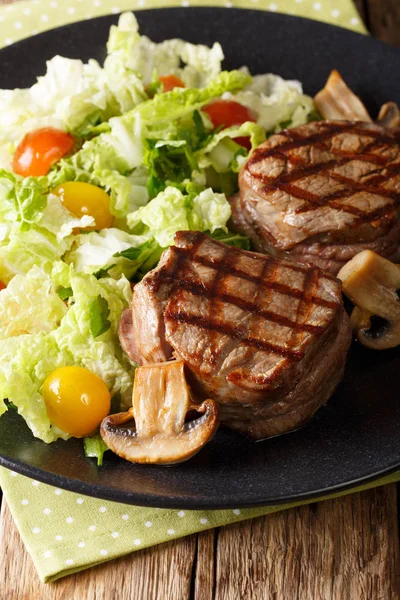 Filete mignon bife com uma salada de repolho de napa e tomates um — Fotografia de Stock