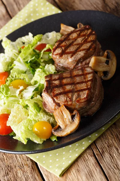 Fillet mignon steak with vegetable salad and mushrooms close-up — Stock Photo, Image