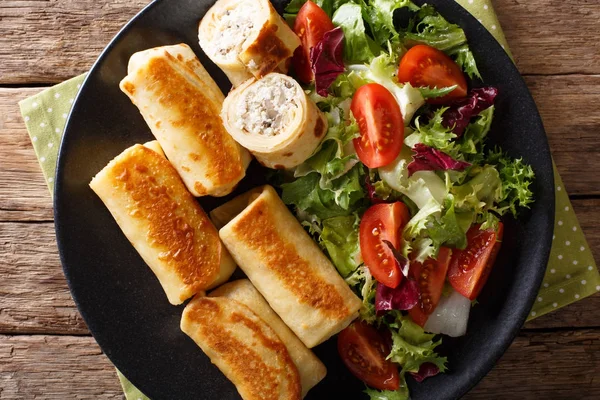 Crepes rolos com frango, queijo e cogumelos close-up e veg — Fotografia de Stock