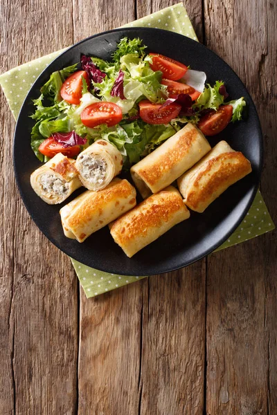 Lezzetli yemekler: krep rulo tavuk ve mantar ve vegetabl ile — Stok fotoğraf