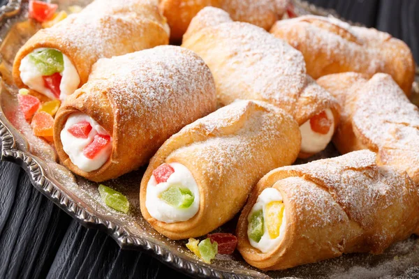 Pâtisseries italiennes cannoli à la crème au fromage et fruits confits clo — Photo