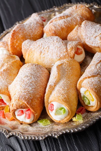 Сицилийские сладкие роллы канноли со сливками из сыра и конфетами — стоковое фото