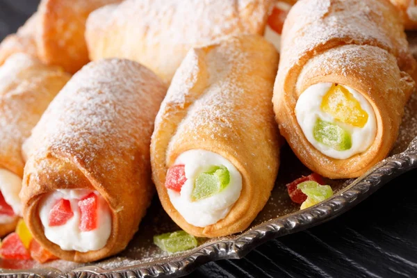 Postre de cannoli italiano con una delicada macro de crema de queso en un —  Fotos de Stock