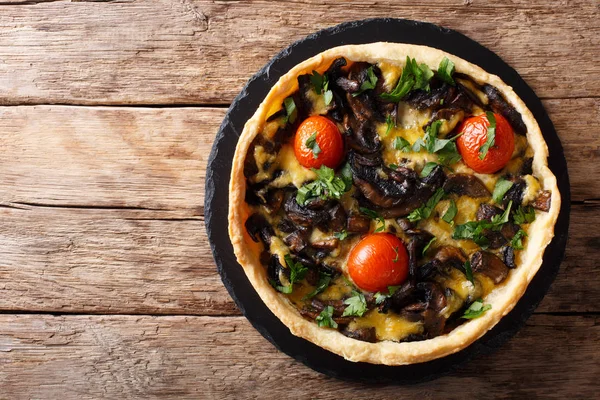 Torta di funghi appena sfornata con formaggio, prezzemolo e pomodori clo — Foto Stock