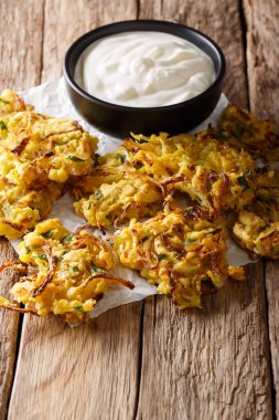 çıtır soğan Bhajis vegan atıştırma veya yoğurt yakın çekim ile marş.