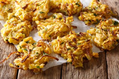 Hint yemekleri: çıtır çıtır kızarmış soğan Bhajis yakın çekim. Yatay