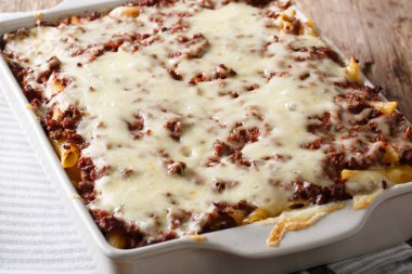 Milyon dolarlık makarna güveç et ve peynirle bir pişirme içinde 