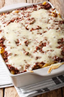 Milyon dolar makarna güveç et ve peynir ile pişmiş bir 