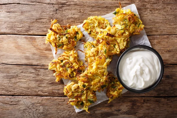 Cipolla indiana fatta in casa bhaji fritto con yogurt primo piano. Orizzonte — Foto Stock