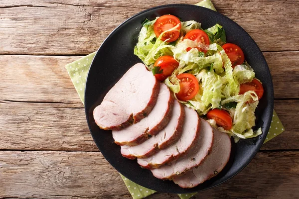 Sabrosa comida: lomo de cerdo en rodajas con verduras frescas close-u — Foto de Stock